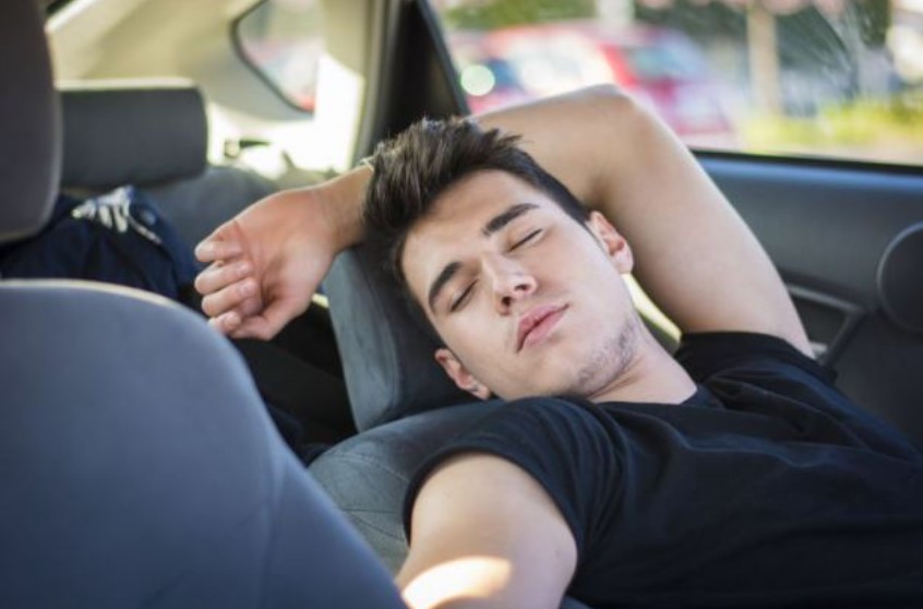 Does Sleeping in a Car Break Wudu?